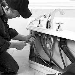 Klempner beim Reparieren einer Badewanne